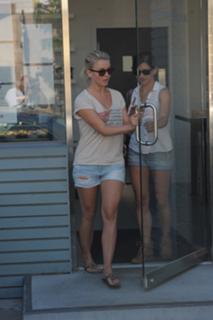 Julianne Hough feet photo thumbnail