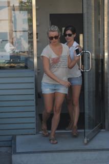 Julianne Hough feet photo thumbnail
