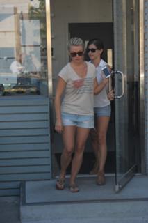 Julianne Hough feet photo thumbnail