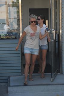Julianne Hough feet photo thumbnail