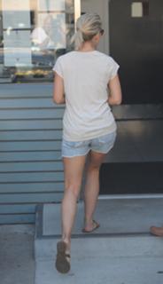 Julianne Hough feet photo thumbnail