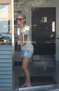 Julianne Hough feet photo thumbnail