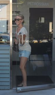 Julianne Hough feet photo thumbnail