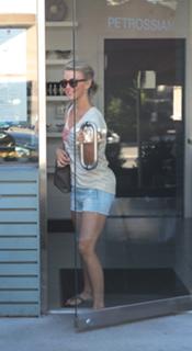 Julianne Hough feet photo thumbnail