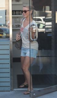 Julianne Hough feet photo thumbnail