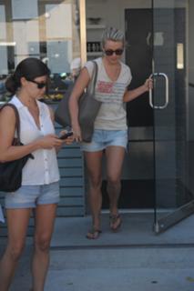 Julianne Hough feet photo thumbnail