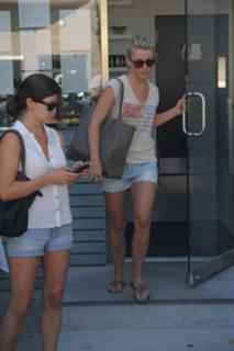 Julianne Hough feet photo thumbnail