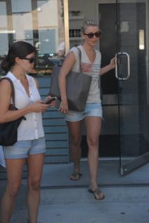 Julianne Hough feet photo thumbnail