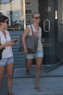 Julianne Hough feet photo thumbnail