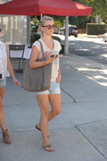 Julianne Hough feet photo thumbnail
