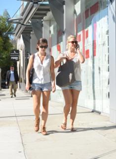 Julianne Hough feet photo thumbnail