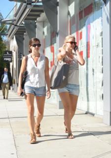 Julianne Hough feet photo thumbnail
