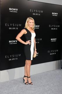 Emily Osment feet photo thumbnail