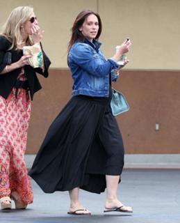 Jennifer Love Hewitt feet photo thumbnail