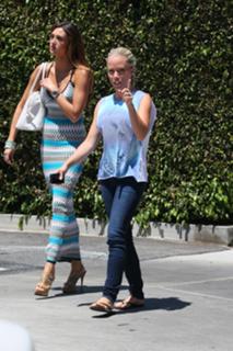 Kendra Wilkinson feet photo thumbnail