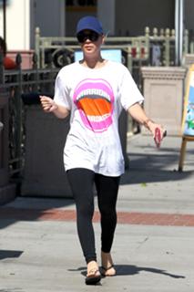 Kaley Cuoco feet photo thumbnail