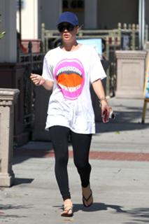 Kaley Cuoco feet photo thumbnail