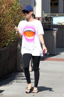 Kaley Cuoco feet photo thumbnail