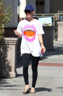 Kaley Cuoco feet photo thumbnail