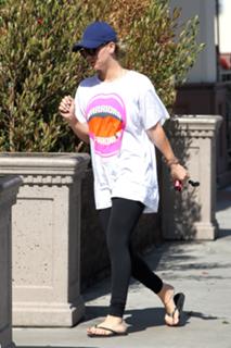 Kaley Cuoco feet photo thumbnail