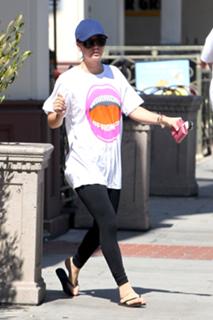 Kaley Cuoco feet photo thumbnail