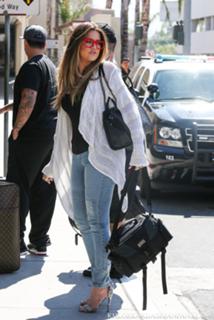 Khloé Kardashian feet photo thumbnail