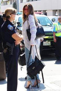 Khloé Kardashian feet photo thumbnail