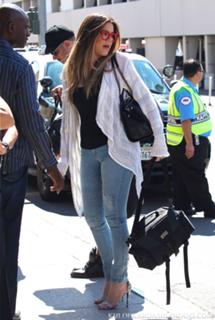 Khloé Kardashian feet photo thumbnail