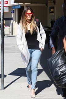 Khloé Kardashian feet photo thumbnail