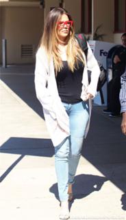 Khloé Kardashian feet photo thumbnail