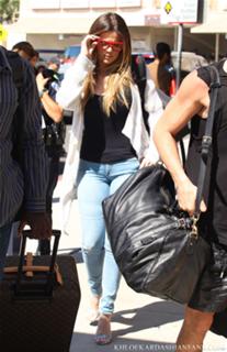 Khloé Kardashian feet photo thumbnail