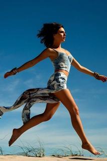 Isis Valverde feet photo thumbnail
