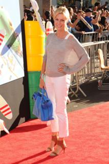 Julie Bowen feet photo thumbnail