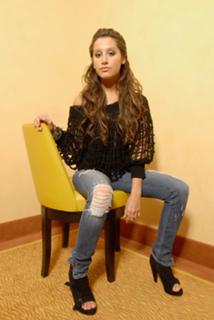 Ashley Tisdale feet photo thumbnail