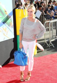 Julie Bowen feet photo thumbnail