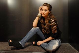Ashley Tisdale feet photo thumbnail