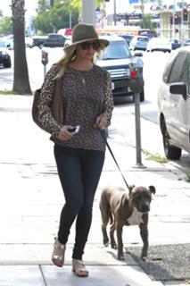 Kaley Cuoco feet photo thumbnail