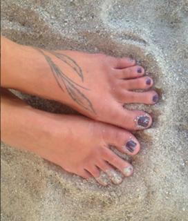 Federica Pellegrini feet photo thumbnail