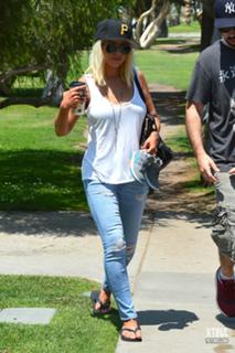 Christina Aguilera feet photo thumbnail