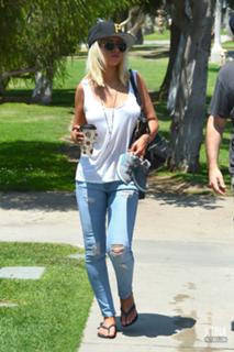 Christina Aguilera feet photo thumbnail