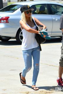 Christina Aguilera feet photo thumbnail