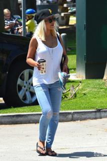 Christina Aguilera feet photo thumbnail