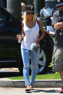 Christina Aguilera feet photo thumbnail