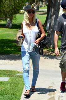 Christina Aguilera feet photo thumbnail