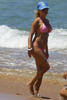 Pamela Anderson feet photo thumbnail