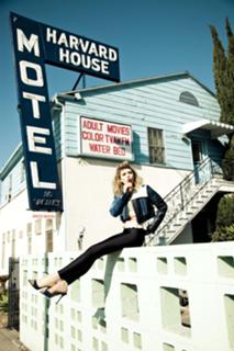Elizabeth Olsen feet photo thumbnail