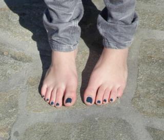 Emily Osment feet photo thumbnail