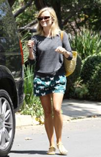 Reese Witherspoon feet photo thumbnail