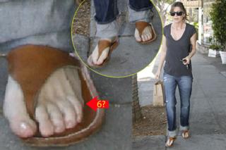Ellen Pompeo feet photo thumbnail