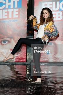 Lena Meyer-Landrut feet photo thumbnail